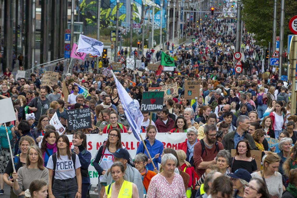Jeugdige klimaatmars trekt met 25.000 deelnemers door Brussel