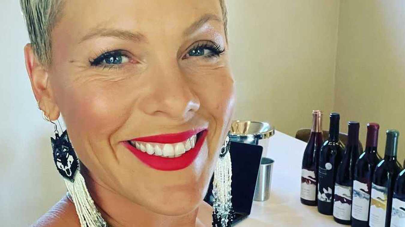 Pink ‘breekt het internet’ met bikinifoto: «Ik hoop dat ik op jouw leeftijd even afgetraind ben»