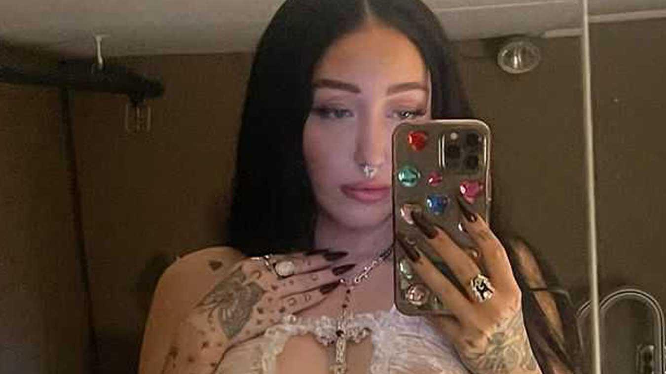 Noah Cyrus treedt in doorzichtige jurk op, maar niet iedereen is even enthousiast: «Je hoeft je naakte lichaam toch niet te tonen?!»