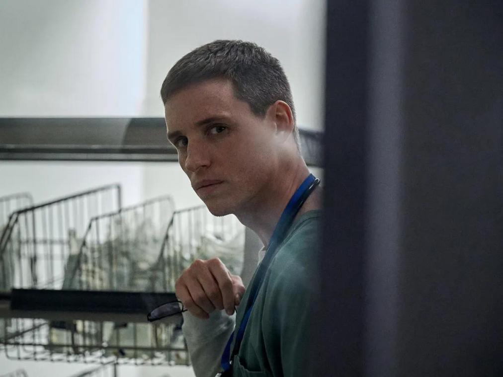 ‘The Good Nurse’: de tedere psychopaat in Eddie Redmayne: «Ik had geen zin om de man te ontmoeten die ik speel»