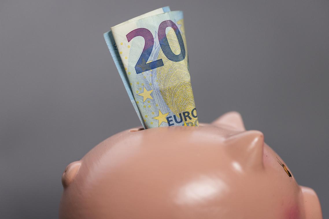Eén op de drie Belgen moet spaargeld aanspreken om rond te komen