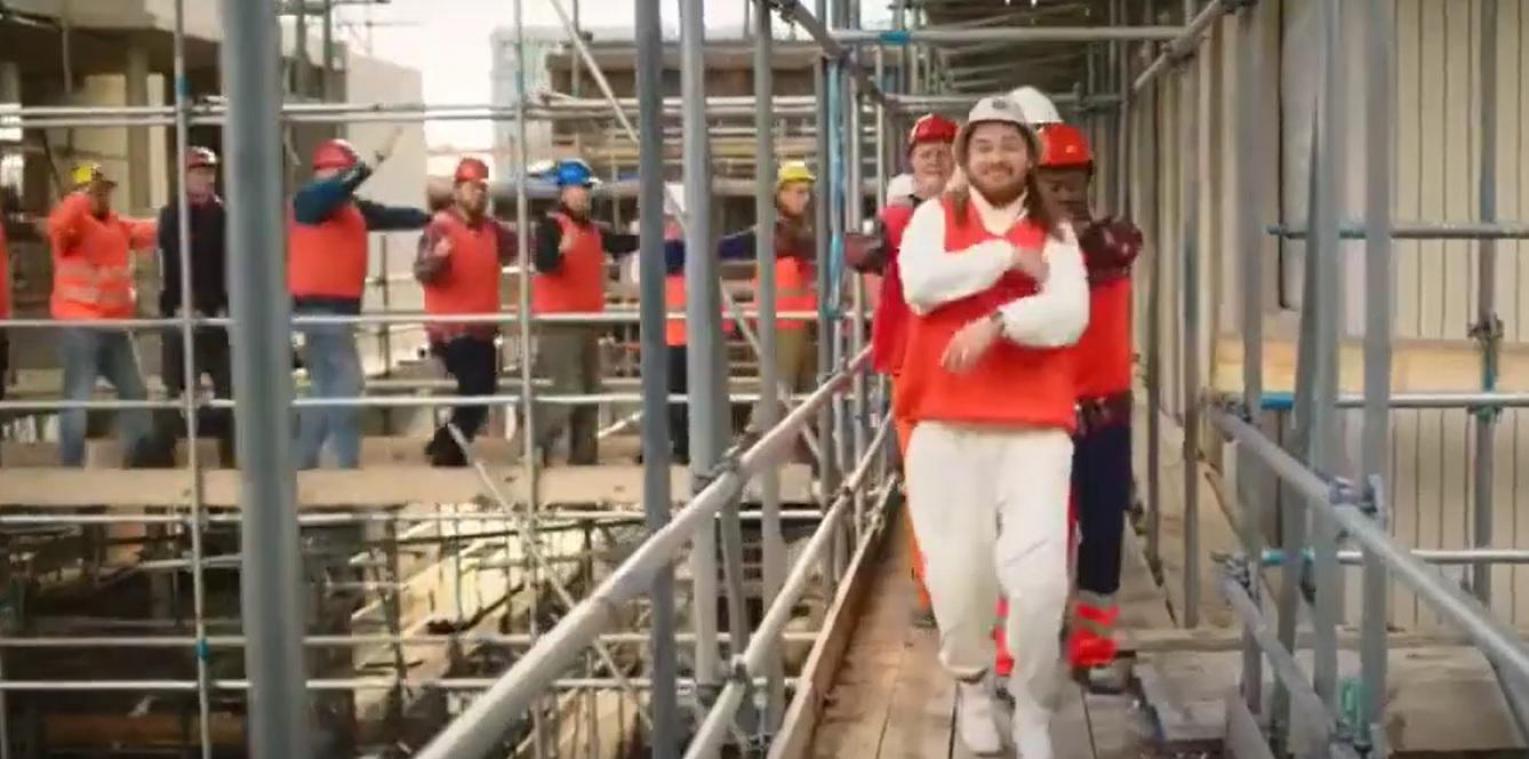 Jumbo voert «misplaatste» WK-reclame met feestende bouwvakkers af na verontwaardiging (video)