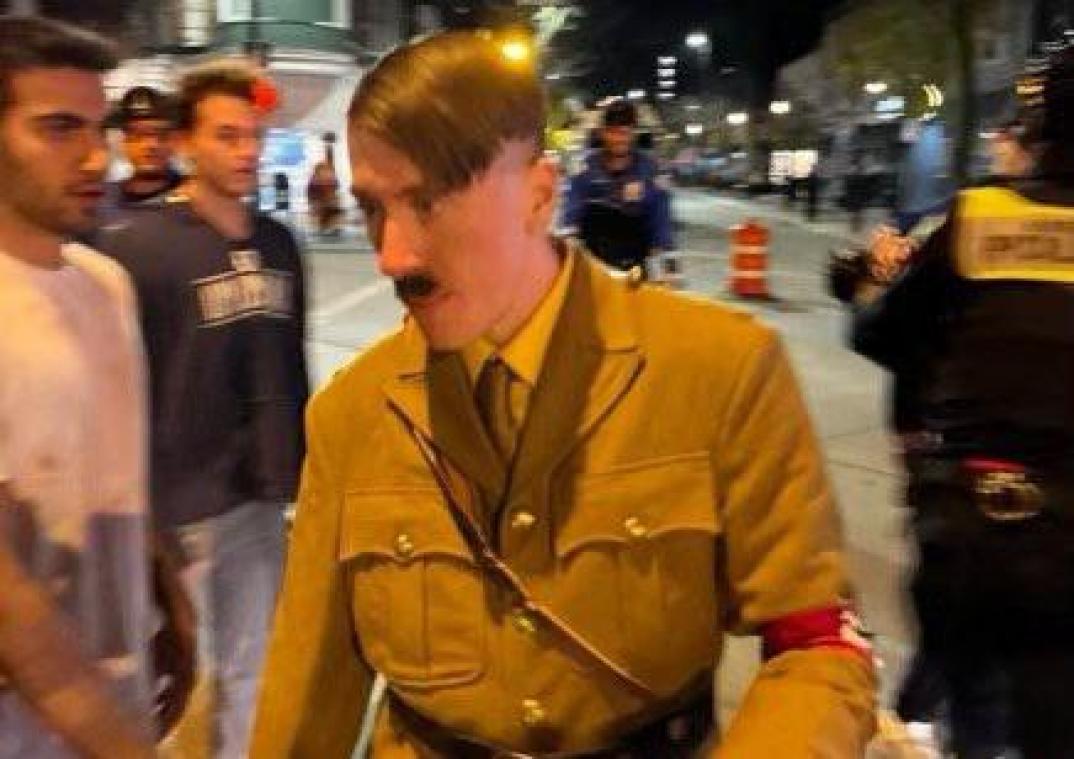 BIZAR. Man die zich voor Halloween verkleedde als Hitler ontslagen bij kindermuseum