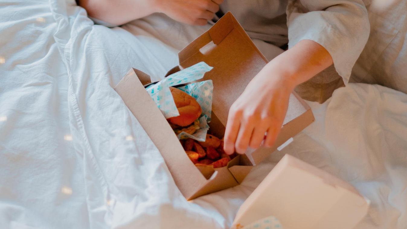 Van eten in de zetel tot ongezonde snacks: singles houden er andere eetgewoontes op na