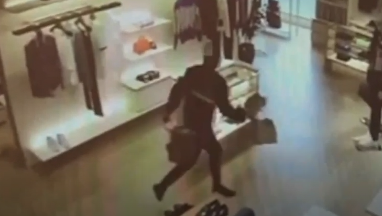 Verdiende loon: dief probeert te ontsnappen, maar loopt zich te pletter (video)
