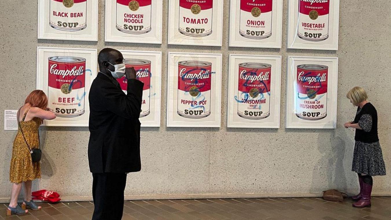 Klimaatactivisten spuiten graffiti op werk van Andy Warhol (video’s)