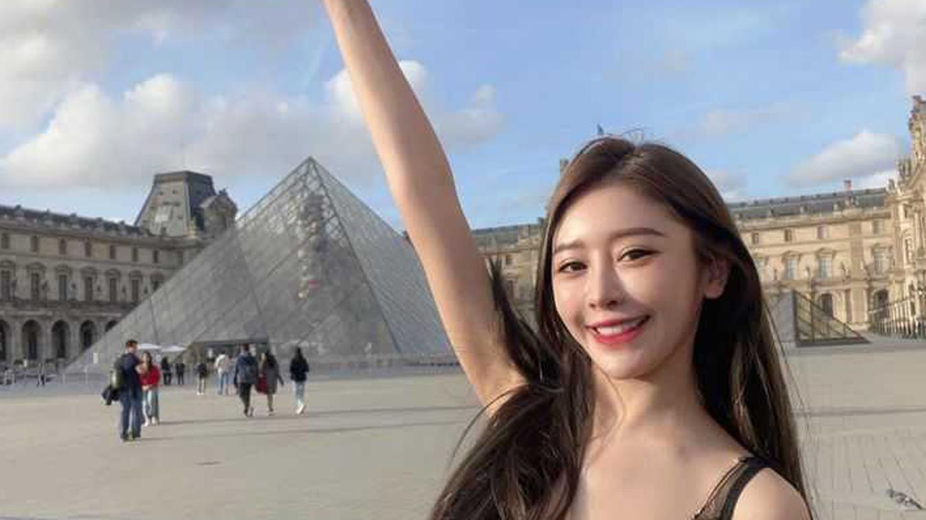 Influencer uit Louvre gezet omdat ze in beha rondloopt: «Waarom zou je dat doen?!» (foto)