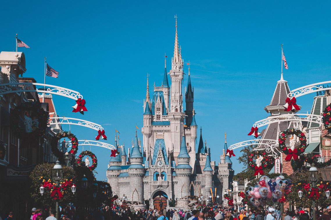 Disneyland in Californië heeft voor het eerst personages in rolstoel