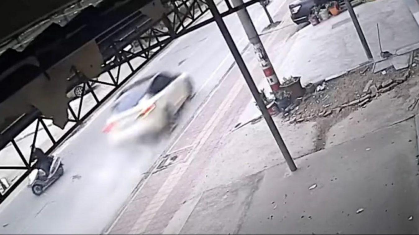 WTF. Tesla helpt bij onderzoek Chinese crash, maar ontkent op hol slaan auto (video)