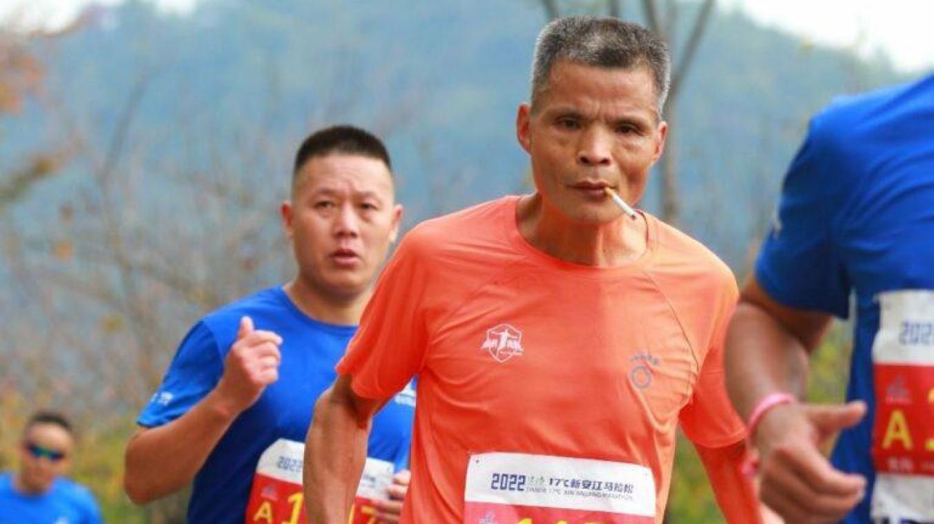 HUH. Man loopt marathon terwijl hij heel pakje sigaretten rookt