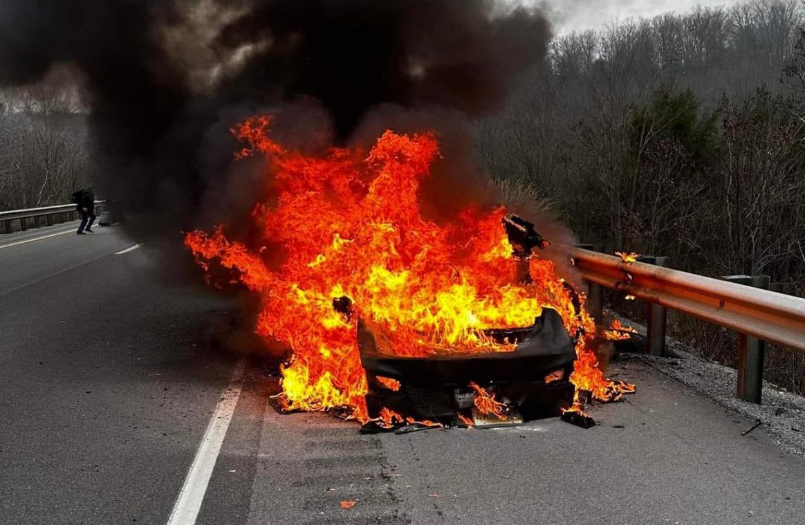 BIZAR. Brandweer in VS heeft twee uur en 45.000 liter water nodig om brandende Tesla te blussen