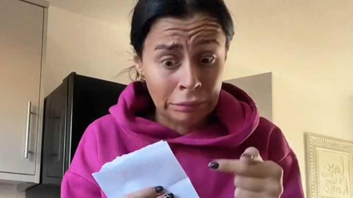 Vrouw ontvangt liefdesbrief, maar valt achterover als ze ziet van wie: «Wat moet ik nu doen?!» (video)