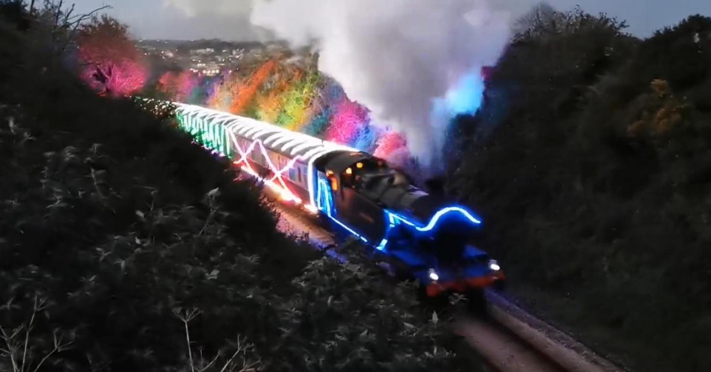 WOW. Magische kersttrein creëert sfeervol lichtspektakel aan Engelse kust