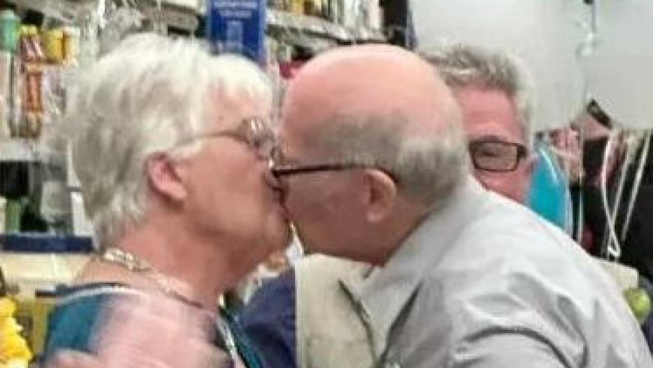 70-jarig koppel trouwt in supermarkt waar ze elkaar ontmoetten: «Laten we eens iets dom doen, dacht ik»