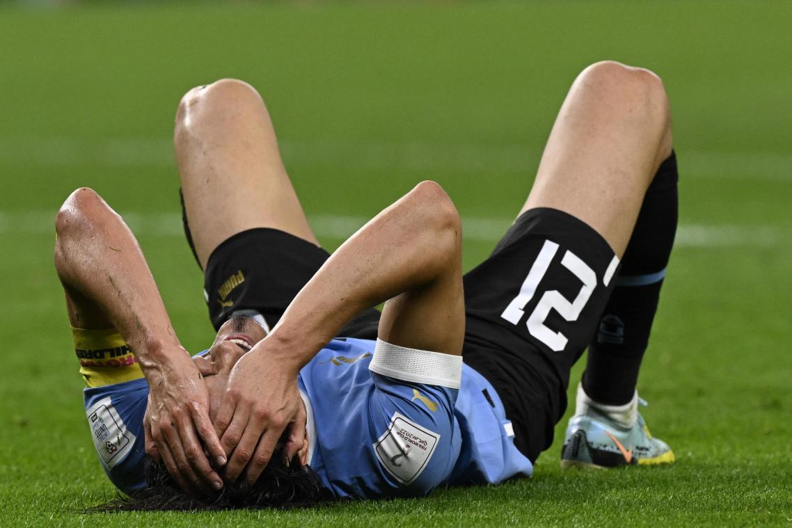 Furieuze Cavani mept VAR-scherm omver na WK-uitschakeling (video)
