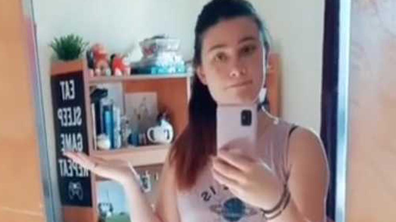 Vrouw begrijpt niet waarom haar werkoutfit ongepast is, maar haar volgers wel: «Hoe kan je dat nu niet zien?!» (foto)