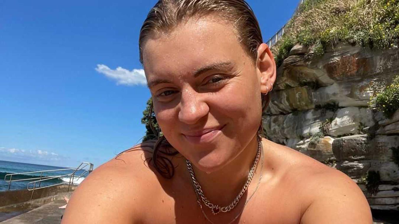 Non-binaire influencer weigert borsten te bedekken op strand: «Mannen moeten dat toch ook niet?!»
