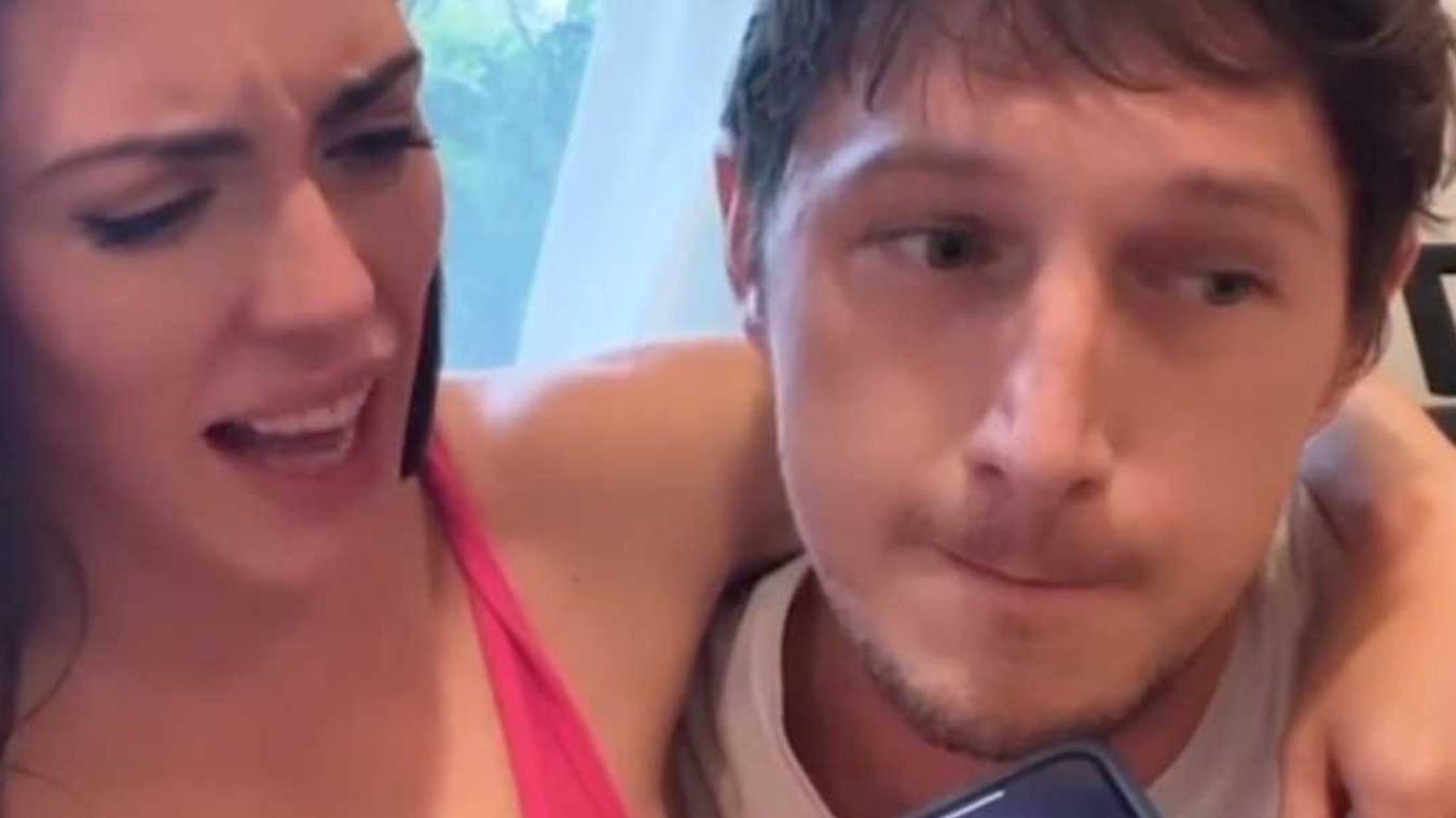 Man laat beste vriend via telefoon weten dat hij verloofd is, maar dat was GEEN goed idee: «Hij is gewoon eerlijk» (video)