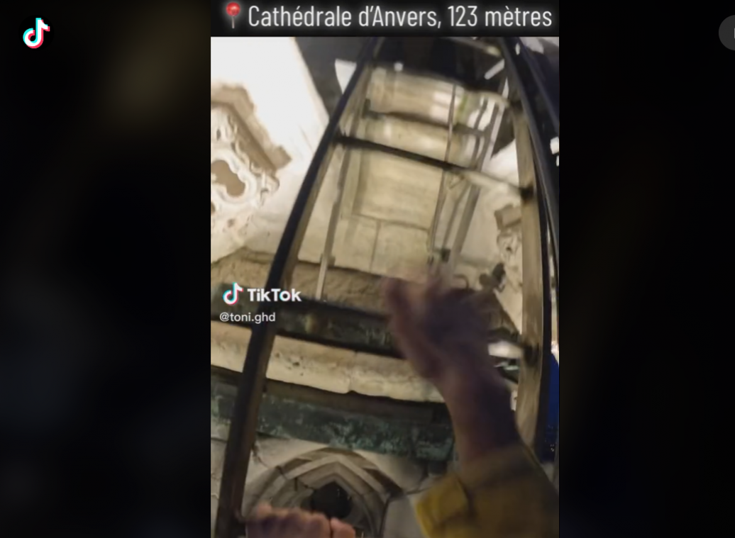 Beangstigende beelden: waaghals beklimt Antwerpse kathedraal (video)