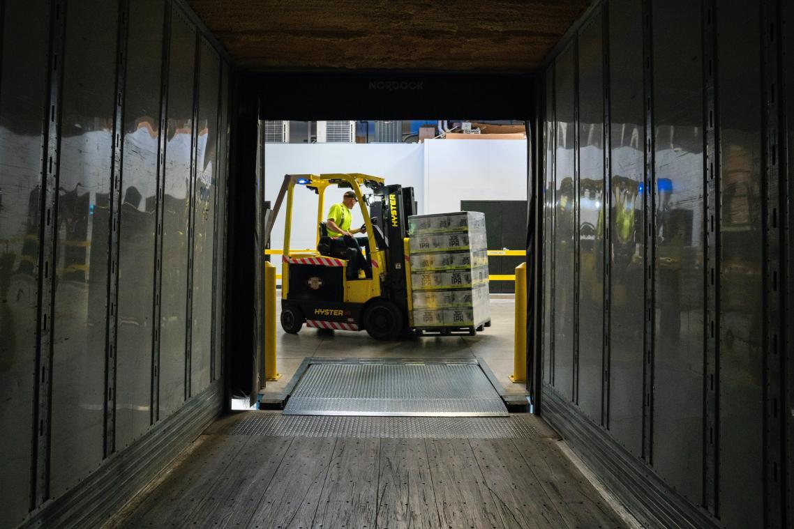 AUWTSCH. Man heft palletten op met vorklift, maar begaat een héél pijnlijke fout... (video)