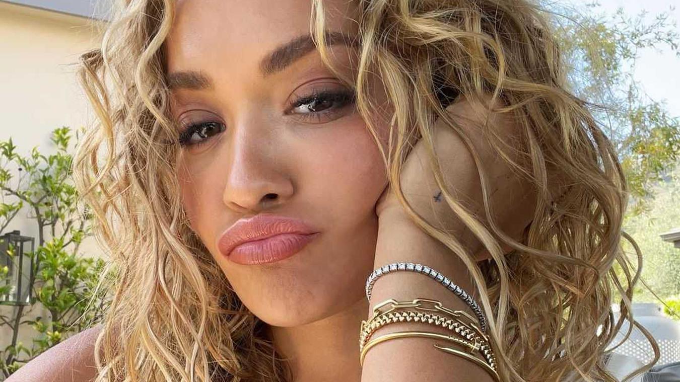 Ophef over doorzichtige jurk van Rita Ora: «Dan kan je evengoed niets aandoen!» (foto)