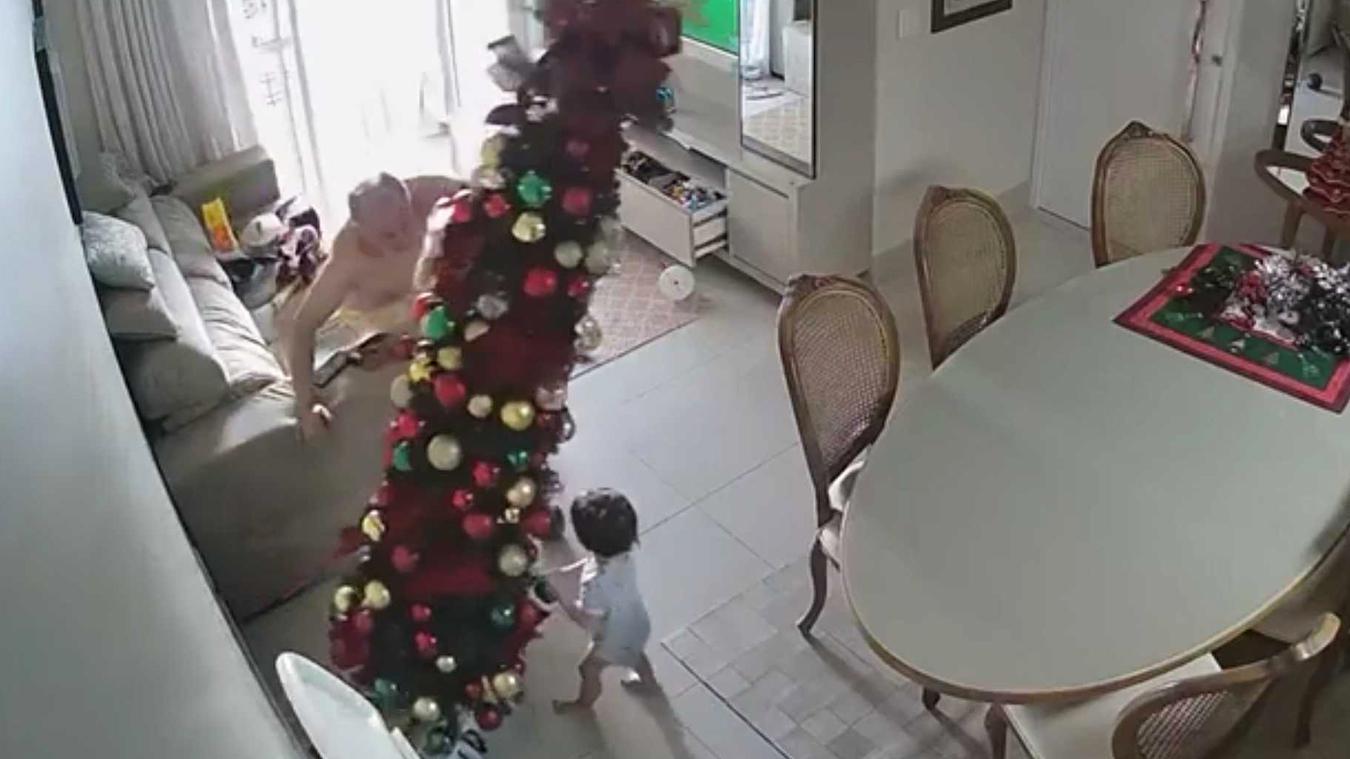 Opa probeert peuter te redden van omvallende kerstboom, maar dat had hij beter niet gedaan... (video)