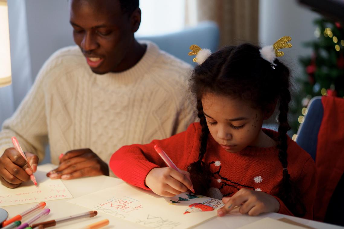 Introduceer eens een monster en drie andere tips voor een origineel kerstfeest met kleine kinderen
