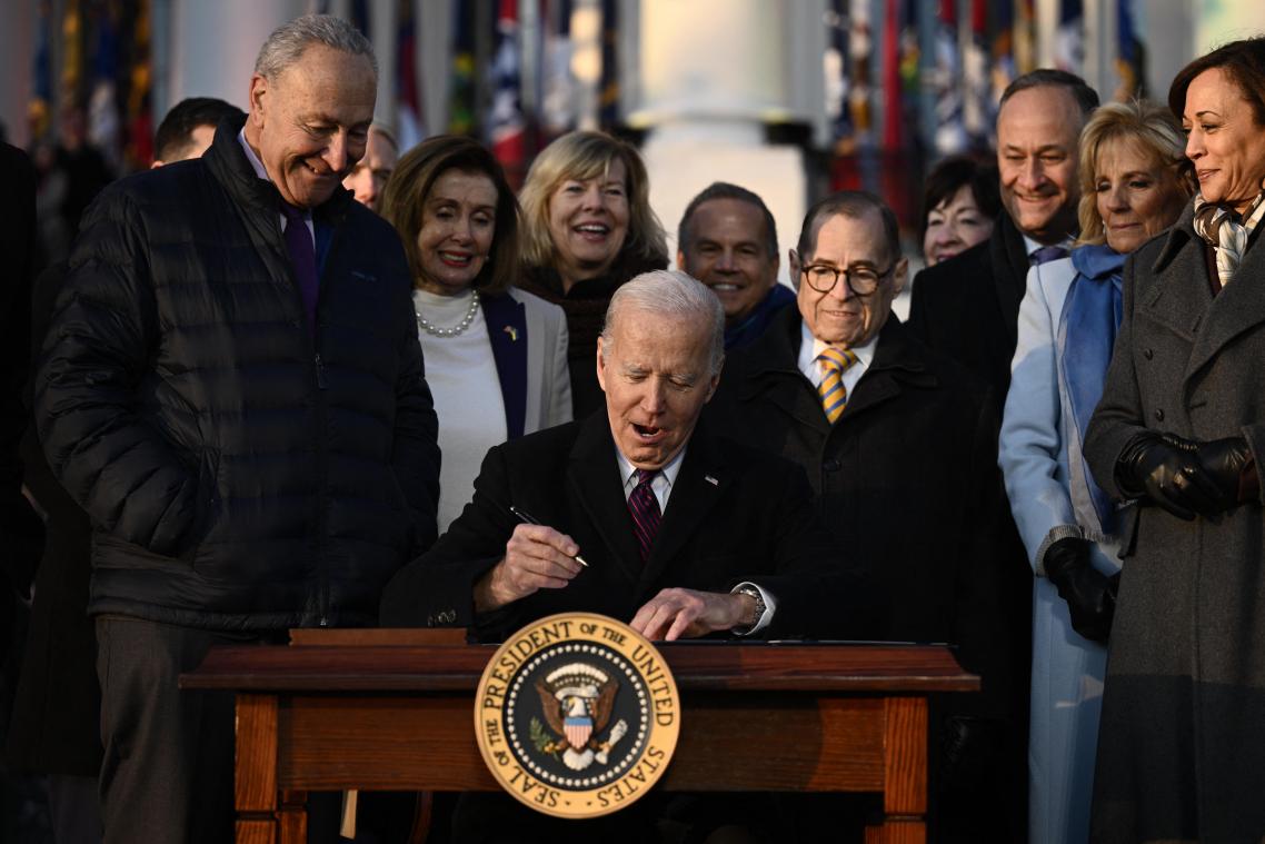 Biden ondertekent wet die homohuwelijk beschermt