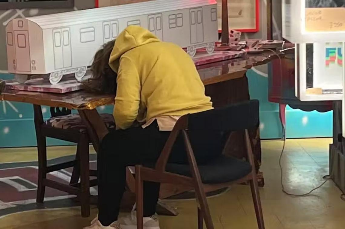 Politie valt kunstgalerij binnen om vrouw te redden, maar het blijkt een sculptuur te zijn