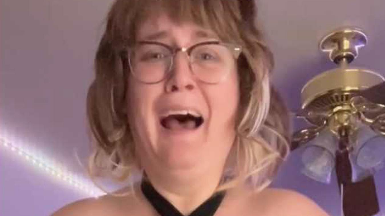 Vrouw gebruikt legging als topje, maar haar borsten zijn te groot: «Straf dat ze nog zo lang bleven zitten!»
