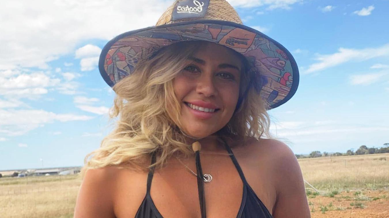 Rugzaktoeriste zoekt werk, maar haar bikinifoto zorgt voor ophef: «Ik zou daarmee oppassen!»