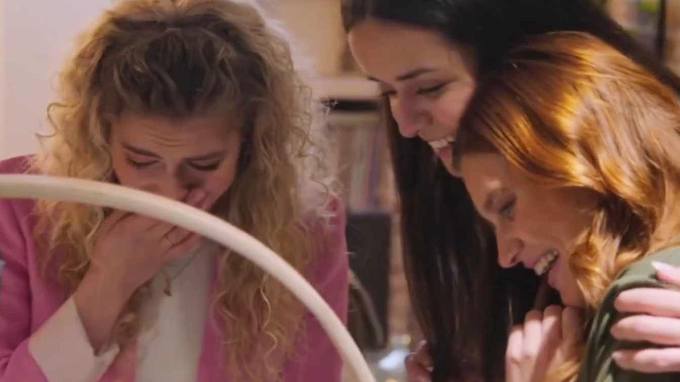 Hanne Verbruggen toont haar baby aan K3-collega’s: «Dat is precies een pop!» (video)