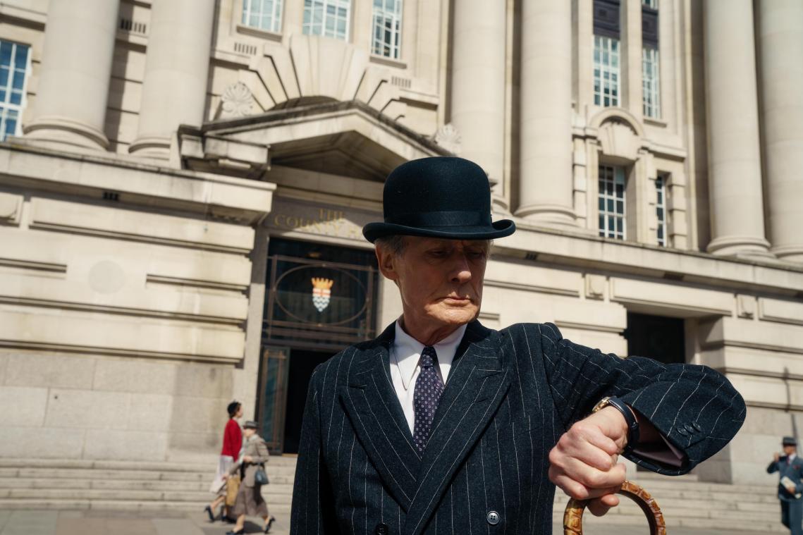 MOVIES. Bill Nighy heeft een existentiële crisis in ‘Living’: «Bolhoeden zijn extreem moeilijk om te dragen»