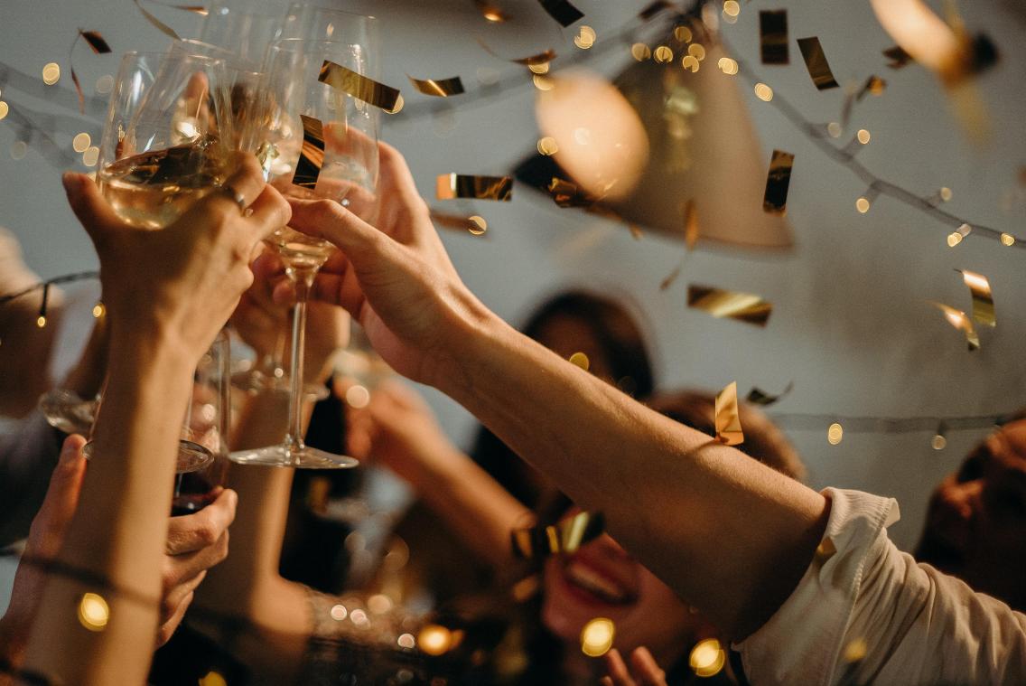 Nuchter blijven tijdens de feestdagen? Ervaringsdeskundige Evi Hanssen en experte geven tips (video)