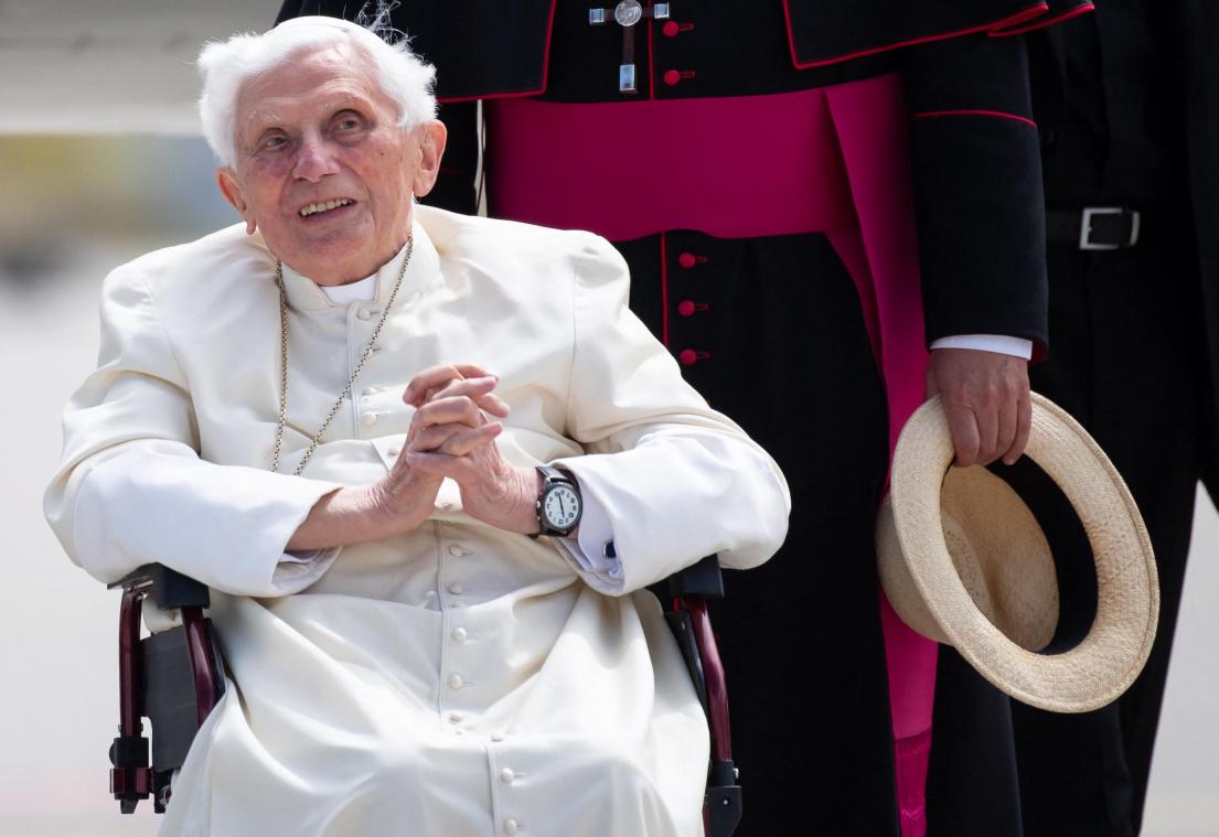Paus Franciscus meldt dat voorganger Benedictus «erg ziek» is, Vaticaan bevestigt