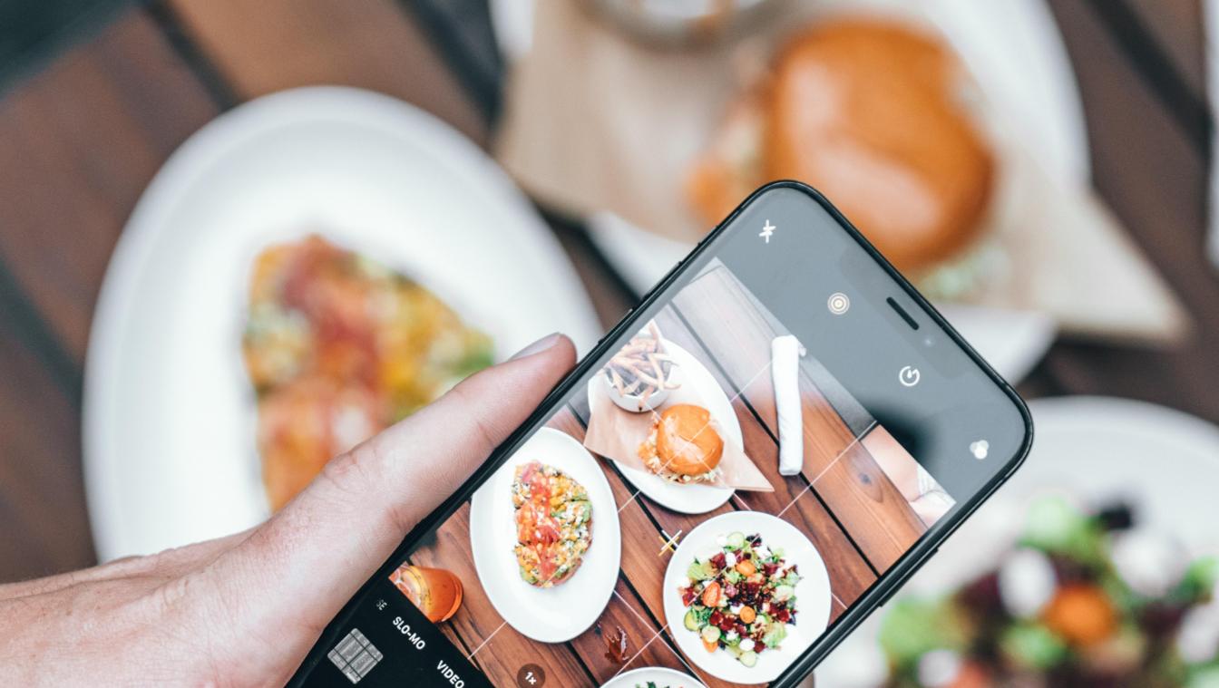 WTF. Bijna helft van restaurantgangers bereid om z’n eten koud te laten worden voor een foto