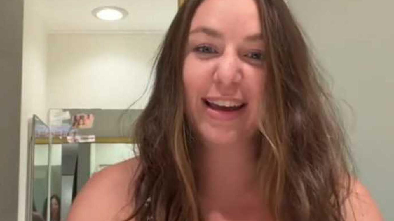 Vrouw past nieuwjaarsoutfit, maar valt achterover van verbazing: «Het is letterlijk 100% doorzichtig!» (video)