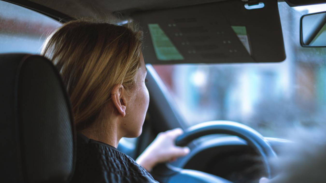 OEPS. Letse vrouw verschijnt dronken op rijexamen