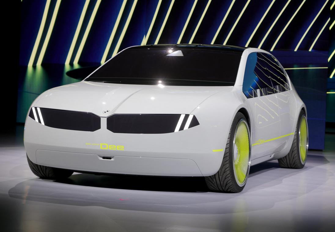 IN BEELD. BMW presenteert wagen die van kleur kan veranderen