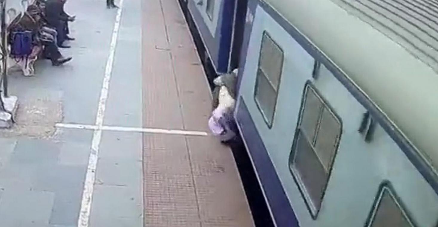 WTF. Alerte soldaat redt man die onder trein gesleurd wordt in India (video)