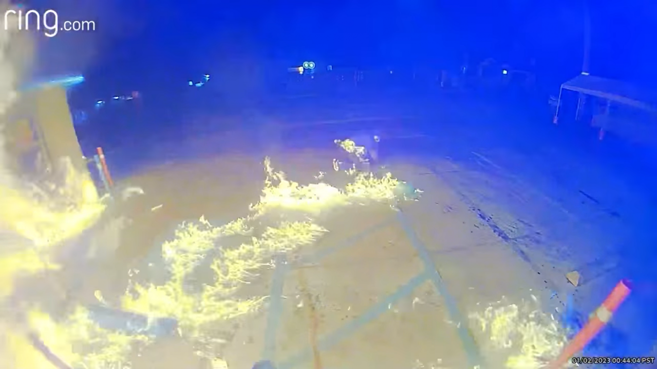 Twee mannen willen migratiecentrum in brand steken, maar zetten ook zichzelf per ongeluk in lichterlaaie (video)