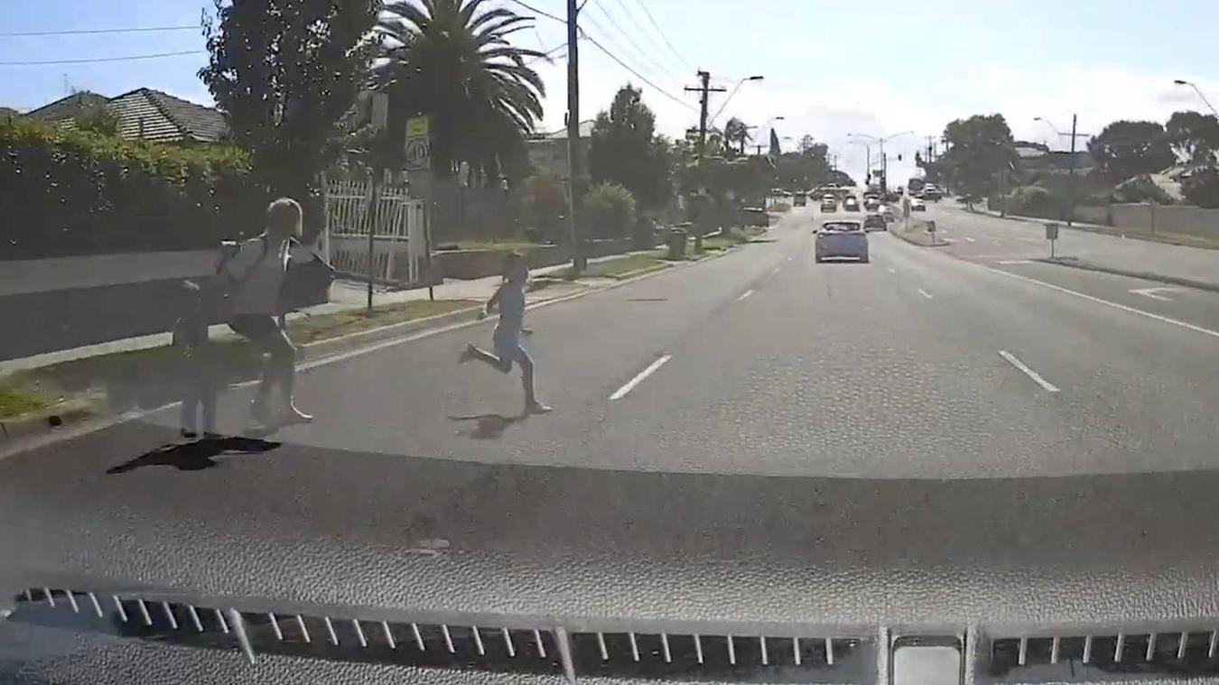 Meisje loopt onoplettend de straat op, maar bestuurder kan haar NET ontwijken: «Had geen tijd om te remmen» (video)