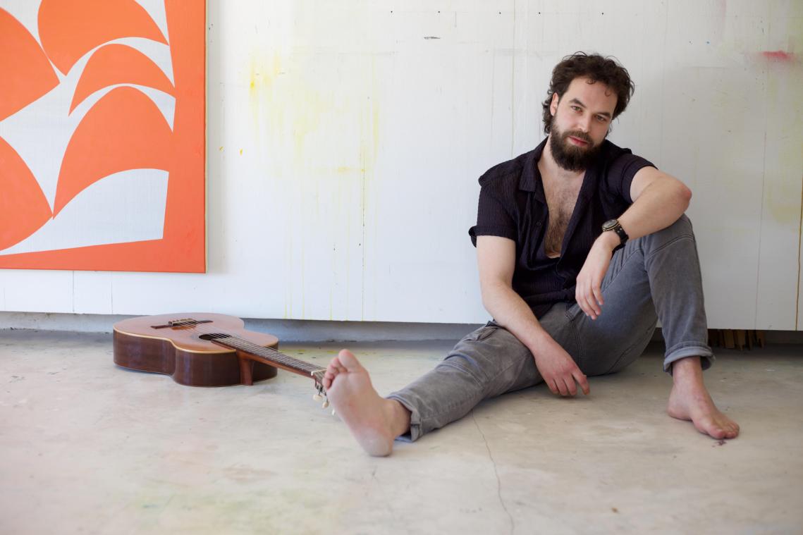 SOUNDCHECK. Jasper ‘Waiting Like a Dog’ Erkens is terug met vierde worp: «Ik heb nog steeds het gevoel dat ik aan het wachten ben op iets»