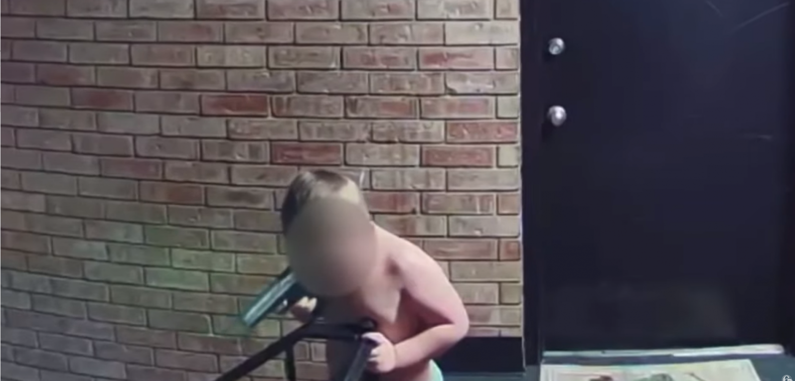 Man aangehouden op live televisie nadat zijn 4-jarige kleuter met geweer zwaait (video)