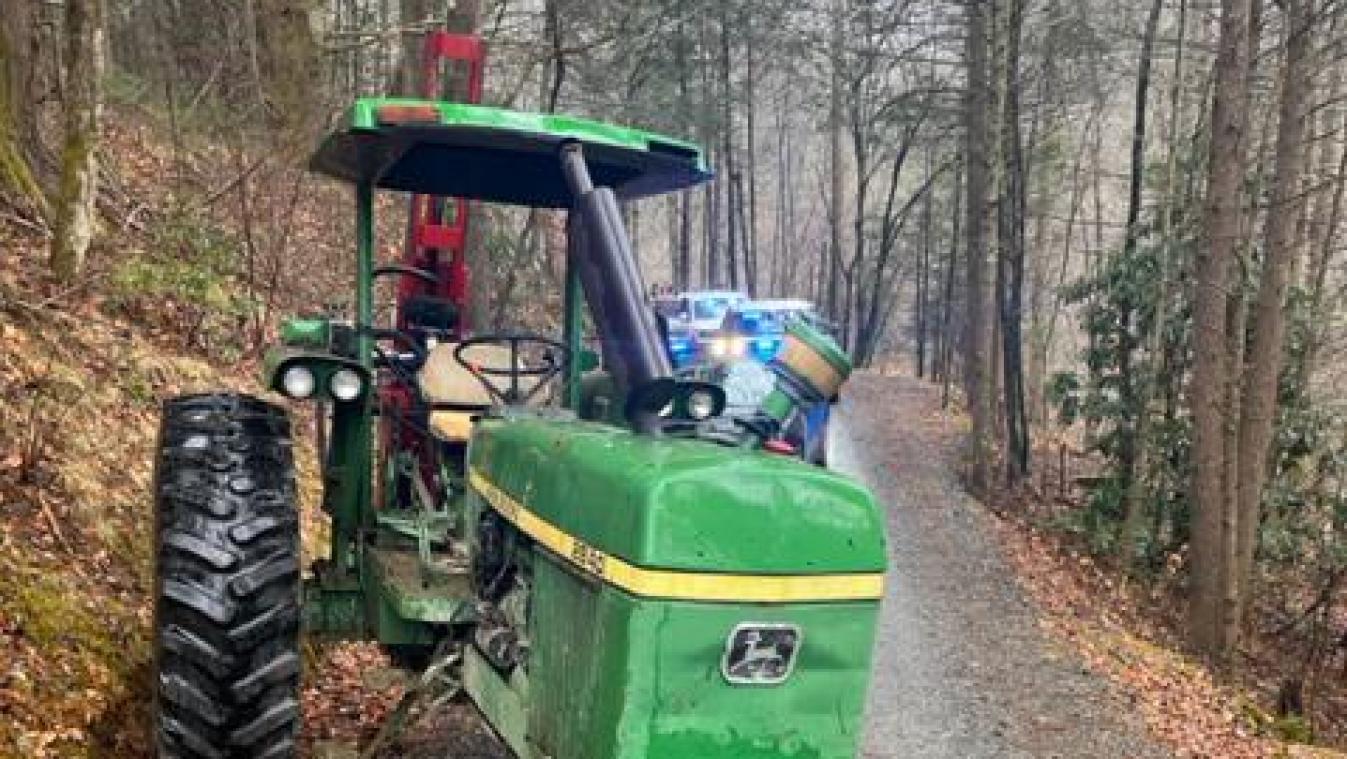 Politie verzeilt in spannende achtervolging met tractor die aan 30 kilometer per uur rijdt (video)