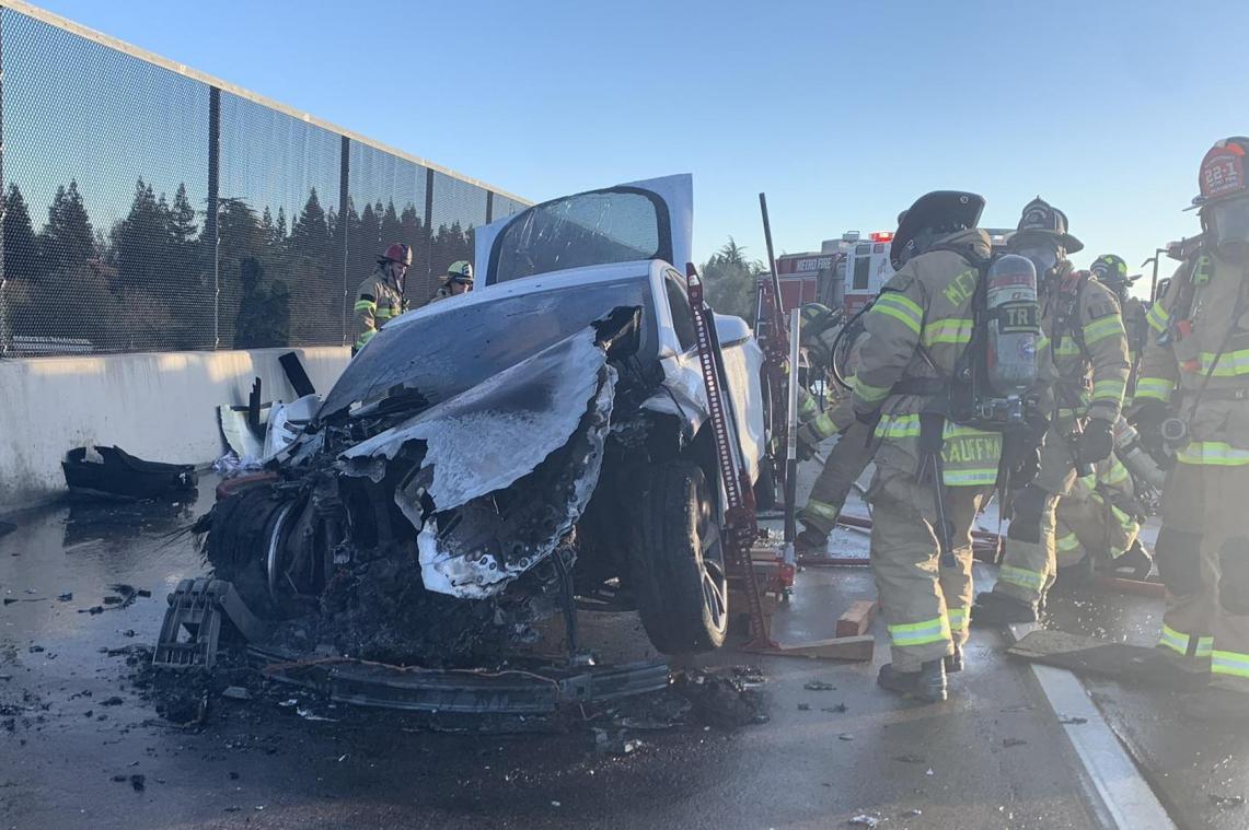 WTF. Brandweer heeft 22.000 liter water nodig om brandende Tesla geblust te krijgen