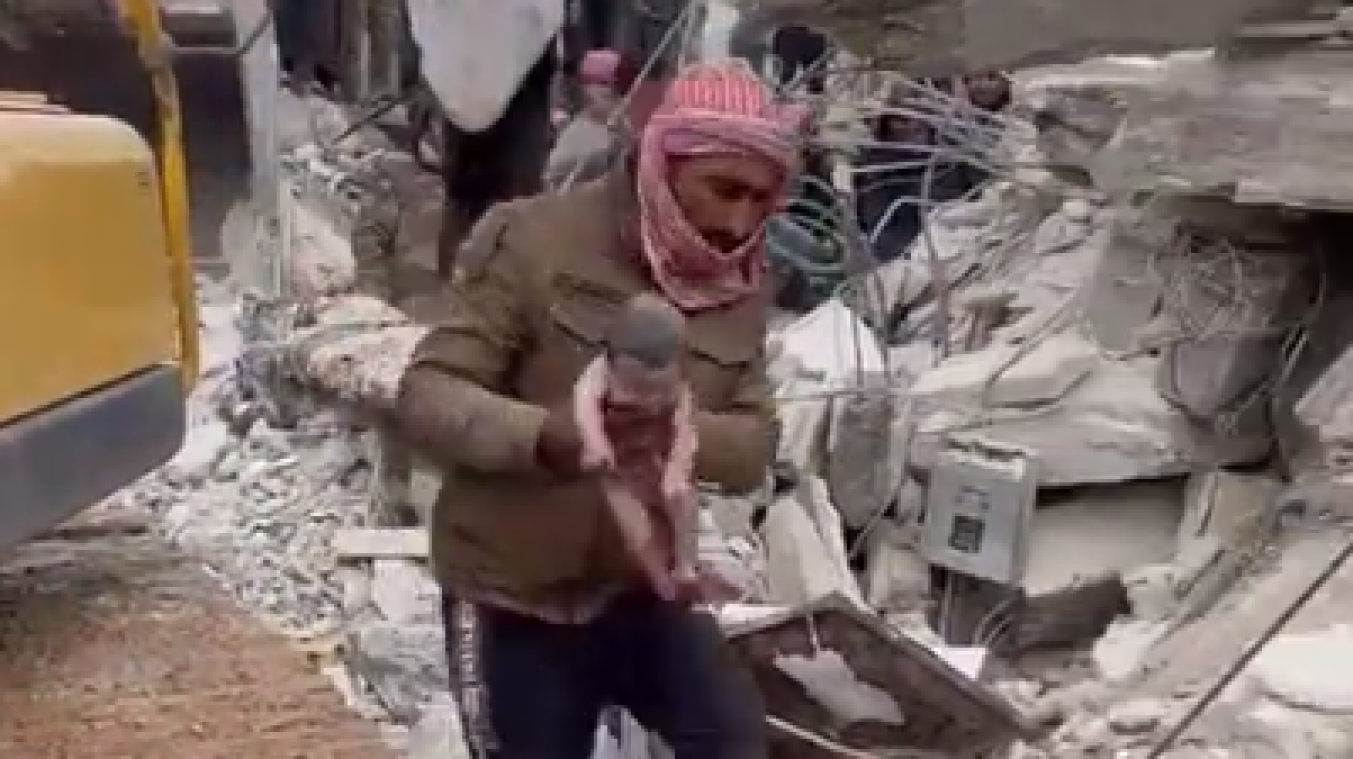 WOW. Baby geboren tijdens aardbeving in Syrië gered door reddingswerkers (video)