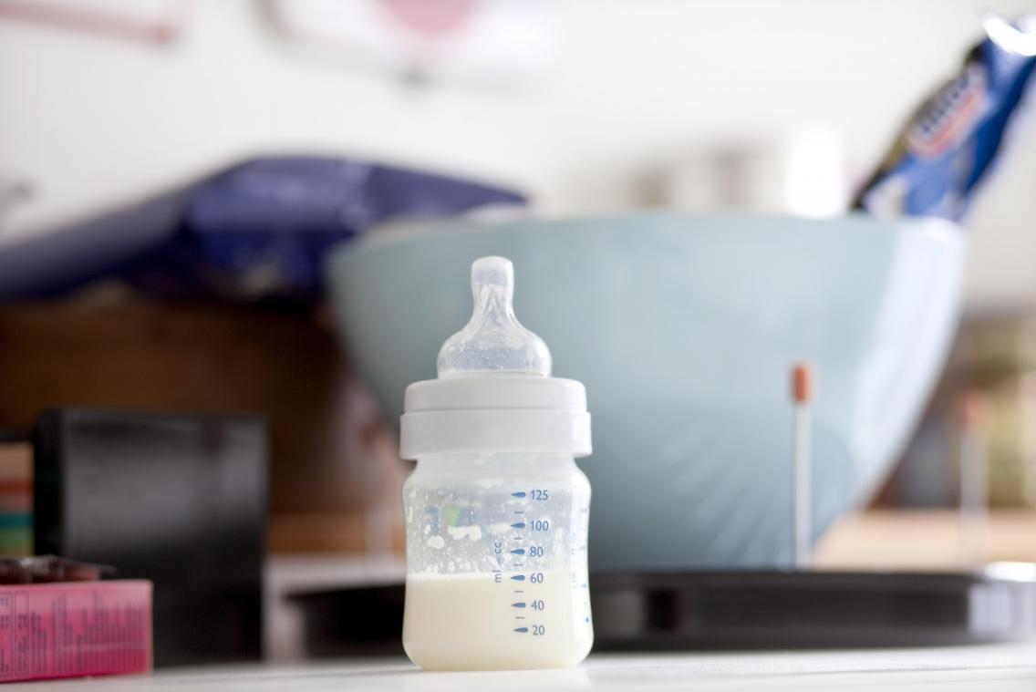 Babymelkfabrikanten teren op «ouderlijke angsten» om meer winst te maken, zegt WHO
