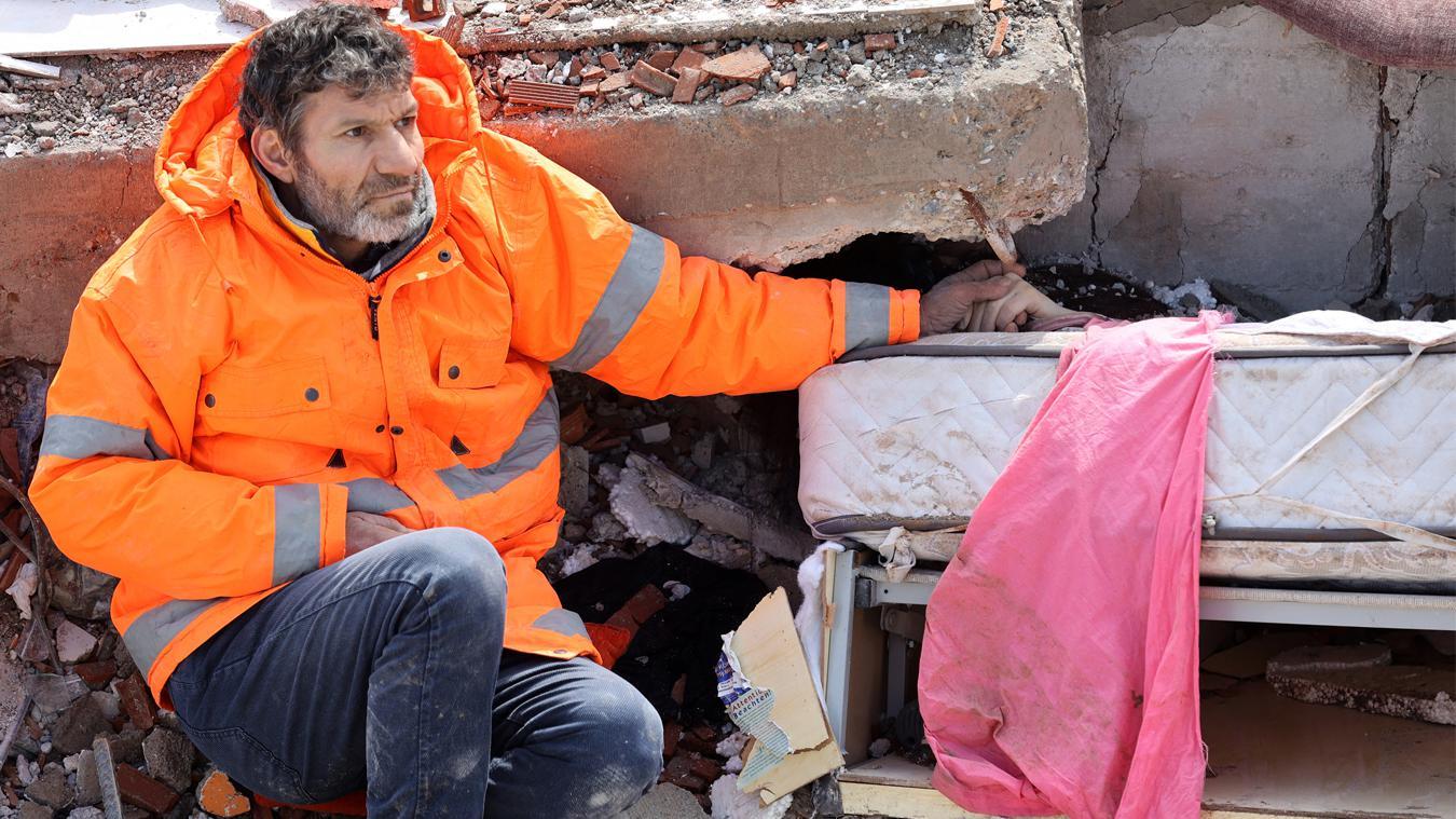 Foto van Turkse papa die hand van overleden dochter niet loslaat, gaat door merg en been