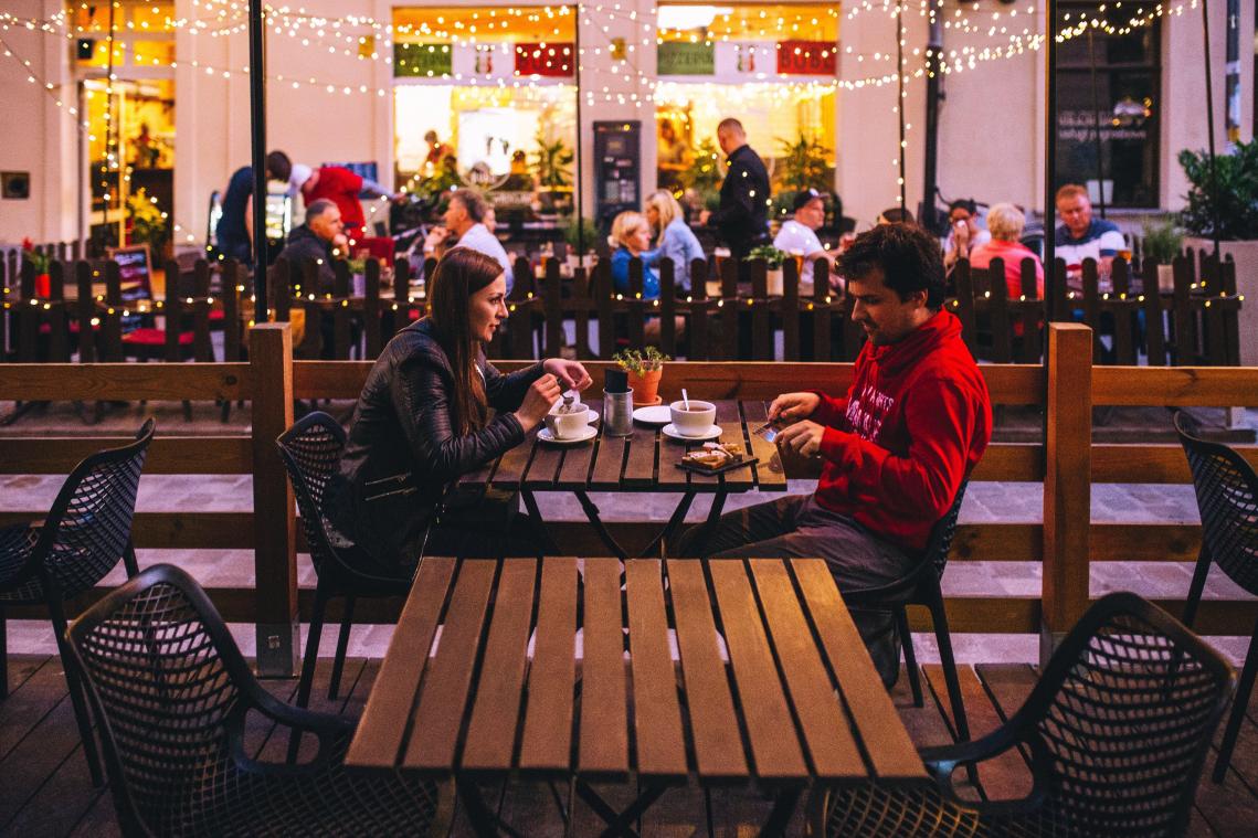 Dit zijn de slechtste plekken voor een eerste date: begrafenis beter dan McDonald’s